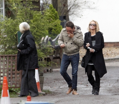 Sarah_Harding_shopping_for_Xmas_Trees_with_her_mum_12_12_11_28729.jpg