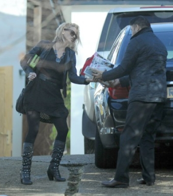 Sarah_Harding_spotted_leaving_her_mother_s_home_07_12_11_281029.jpg