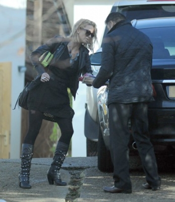 Sarah_Harding_spotted_leaving_her_mother_s_home_07_12_11_281129.jpg