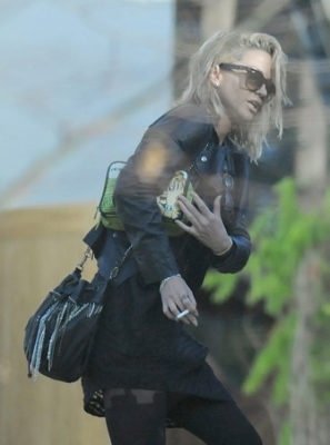 Sarah_Harding_spotted_leaving_her_mother_s_home_07_12_11_281329.jpg