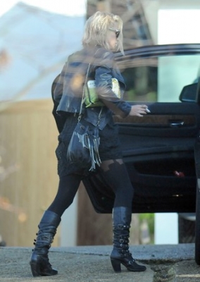 Sarah_Harding_spotted_leaving_her_mother_s_home_07_12_11_281429.jpg