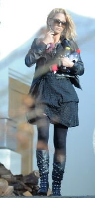 Sarah_Harding_spotted_leaving_her_mother_s_home_07_12_11_281729.jpg
