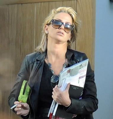 Sarah_Harding_spotted_leaving_her_mother_s_home_07_12_11_28229.jpg