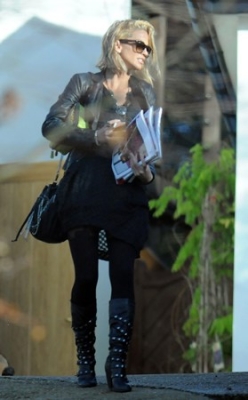 Sarah_Harding_spotted_leaving_her_mother_s_home_07_12_11_28829.jpg
