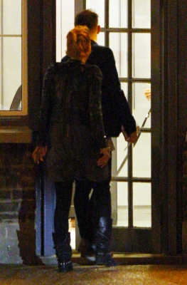 Sarah_Harding_visits_her_managements_office_25_11_11_281129.jpg