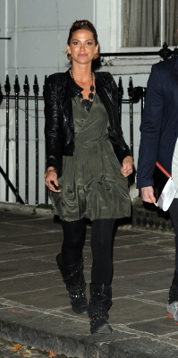 Sarah_Harding_visits_her_managements_office_25_11_11_28129.jpg