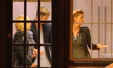Sarah_Harding_visits_her_managements_office_25_11_11_281329.jpg