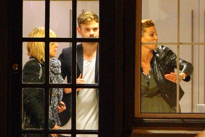Sarah_Harding_visits_her_managements_office_25_11_11_281429.jpg
