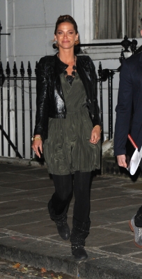 Sarah_Harding_visits_her_managements_office_25_11_11_281729.jpg