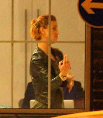 Sarah_Harding_visits_her_managements_office_25_11_11_281929.jpg
