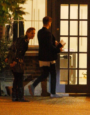 Sarah_Harding_visits_her_managements_office_25_11_11_282029.jpg