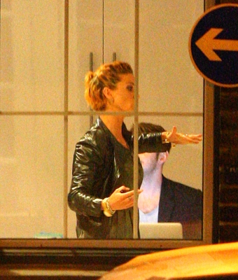 Sarah_Harding_visits_her_managements_office_25_11_11_282129.jpg