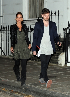 Sarah_Harding_visits_her_managements_office_25_11_11_28229.jpg
