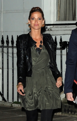 Sarah_Harding_visits_her_managements_office_25_11_11_28329.jpg