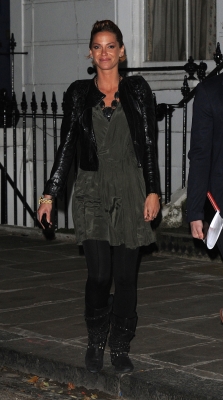 Sarah_Harding_visits_her_managements_office_25_11_11_28529.jpg