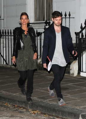 Sarah_Harding_visits_her_managements_office_25_11_11_28629.jpg