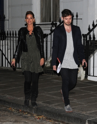 Sarah_Harding_visits_her_managements_office_25_11_11_28729.jpg