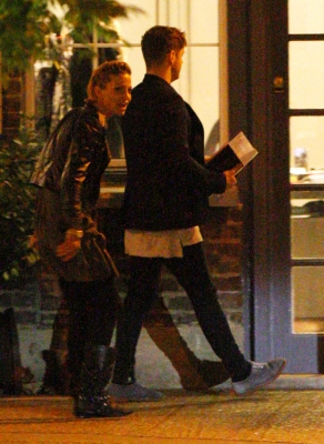Sarah_Harding_visits_her_managements_office_25_11_11_28929.jpg