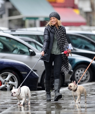 Sarah_Harding_walking_her_dog_in_Primrose_19_12_11_281229.jpg