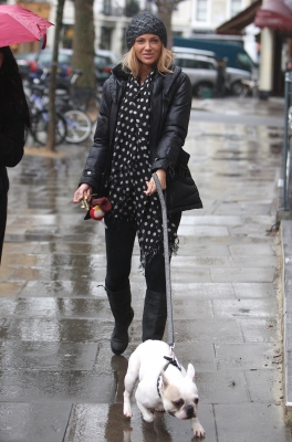 Sarah_Harding_walking_her_dog_in_Primrose_19_12_11_28129.jpg