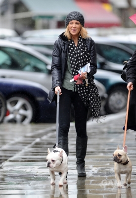 Sarah_Harding_walking_her_dog_in_Primrose_19_12_11_281329.jpg