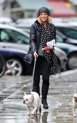 Sarah_Harding_walking_her_dog_in_Primrose_19_12_11_281429.jpg