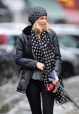 Sarah_Harding_walking_her_dog_in_Primrose_19_12_11_281629.jpg
