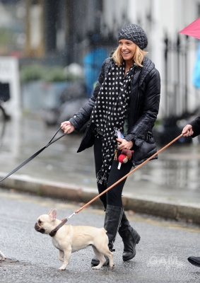 Sarah_Harding_walking_her_dog_in_Primrose_19_12_11_281829.jpg