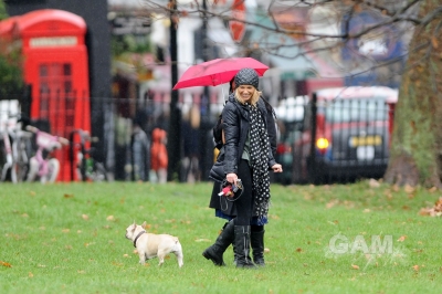 Sarah_Harding_walking_her_dog_in_Primrose_19_12_11_281929.jpg