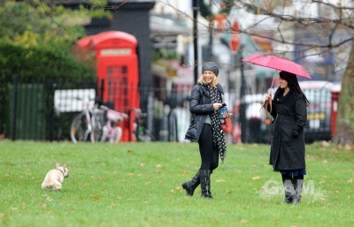 Sarah_Harding_walking_her_dog_in_Primrose_19_12_11_282329.jpg
