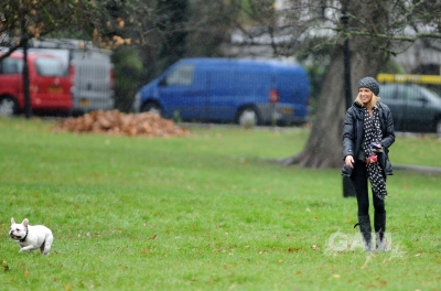 Sarah_Harding_walking_her_dog_in_Primrose_19_12_11_282429.jpg