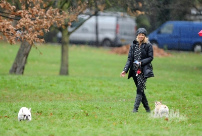 Sarah_Harding_walking_her_dog_in_Primrose_19_12_11_282529.jpg