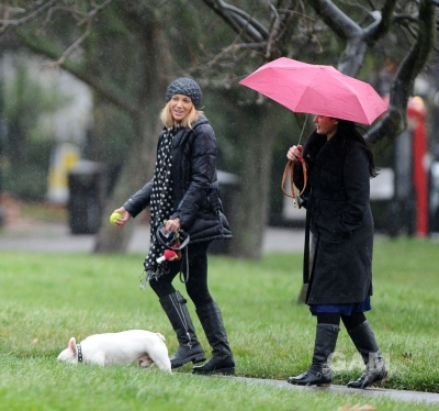 Sarah_Harding_walking_her_dog_in_Primrose_19_12_11_282729.jpg