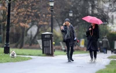 Sarah_Harding_walking_her_dog_in_Primrose_19_12_11_282829.jpg