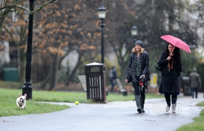 Sarah_Harding_walking_her_dog_in_Primrose_19_12_11_282929.jpg