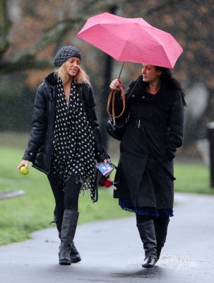 Sarah_Harding_walking_her_dog_in_Primrose_19_12_11_283029.jpg