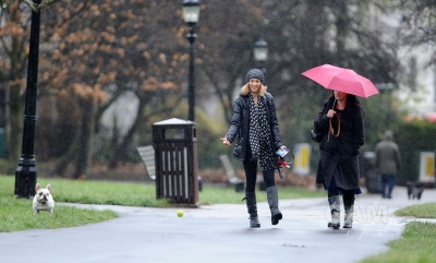 Sarah_Harding_walking_her_dog_in_Primrose_19_12_11_283229.jpg
