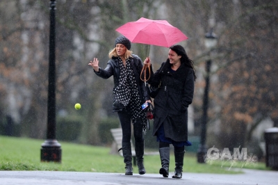 Sarah_Harding_walking_her_dog_in_Primrose_19_12_11_283329.jpg