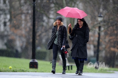 Sarah_Harding_walking_her_dog_in_Primrose_19_12_11_283429.jpg