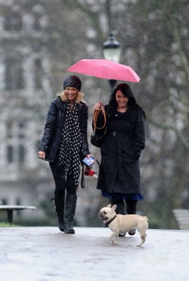 Sarah_Harding_walking_her_dog_in_Primrose_19_12_11_283529.jpg