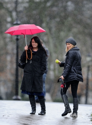 Sarah_Harding_walking_her_dog_in_Primrose_19_12_11_283929.jpg