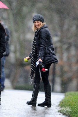 Sarah_Harding_walking_her_dog_in_Primrose_19_12_11_284029.jpg