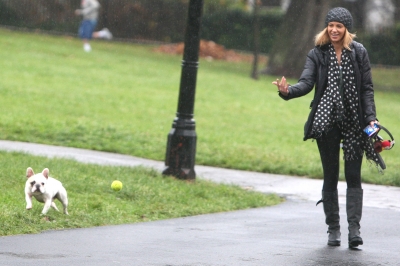 Sarah_Harding_walking_her_dog_in_Primrose_19_12_11_28429.jpg