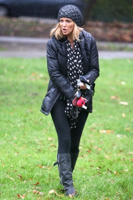 Sarah_Harding_walking_her_dog_in_Primrose_19_12_11_28529.jpg