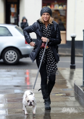 Sarah_Harding_walking_her_dog_in_Primrose_19_12_11_28829.jpg