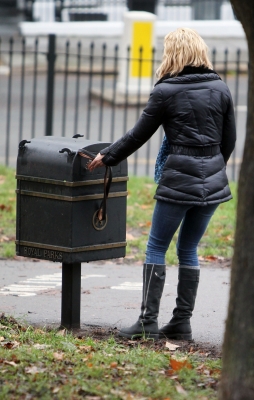 Sarah_Harding_walking_her_dogs_in_Primrose_21_12_11_281329.JPG