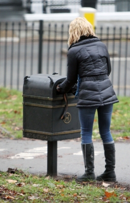 Sarah_Harding_walking_her_dogs_in_Primrose_21_12_11_281429.JPG