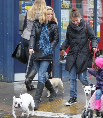 Sarah_Harding_walking_her_dogs_in_Primrose_21_12_11_281629.JPG