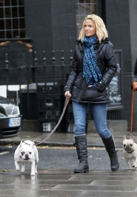 Sarah_Harding_walking_her_dogs_in_Primrose_21_12_11_281829.JPG