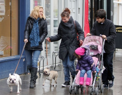 Sarah_Harding_walking_her_dogs_in_Primrose_21_12_11_282129.JPG